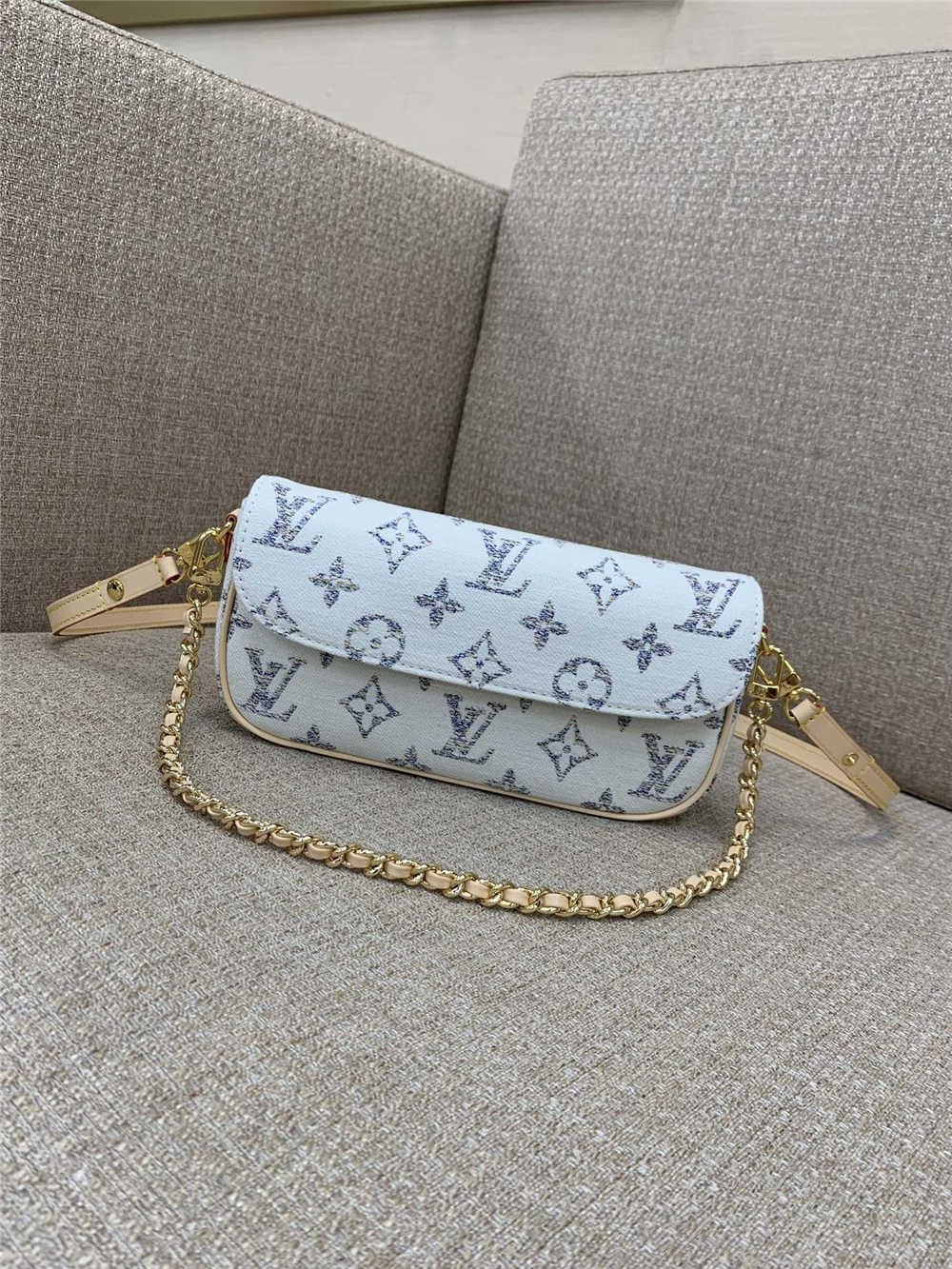 Louis Vuitton WALLET ON CHAIN IVY  M83499  size：23.5x12x4.3cm 2025 new 